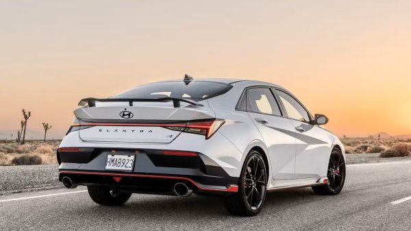 Моделите с ръчна скоростна кутия също би трябвало да са по-добри от своите автоматични събратя, особено след като през 2045 г. е малко вероятно да има коли със скоростна кутия с лост, освен шепа суперавтомобили за милиони долари. Elantra N е и една от онези редки коли, които предлагат шофьорско изживяване много над цената си, а лудият външен вид и смелите цветове на екстериора със сигурност ще предизвикат носталгични реакции от хора на средна възраст, които са ги карали в младостта си.
