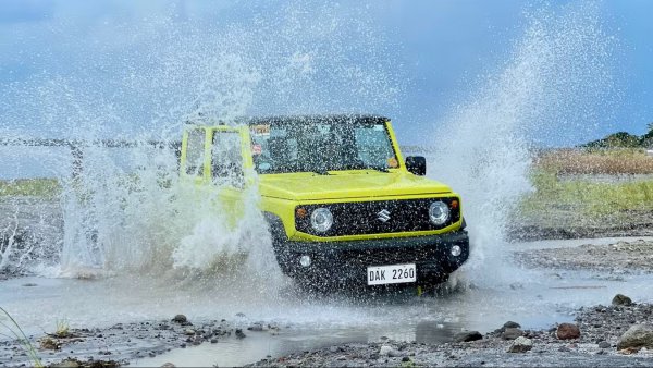 Suzuki Jimny изчезна от европейския пазар поради проблеми, свързани със спазването на стандартите за емисиите, след което се върна като двуместен модел, за да изчезна отново малко по-късно. След това японците разработиха и версия с 5 врати, която обаче така и не стигна до Европа заради проблемите с вредните емисии.
