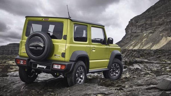 Всъщност това няма да има значение, когато тези автомобили станат на по над 25 години и колекционерите ще се интересуват само от готиния им стил и впечатляващите им офроуд възможности. Не че някой всъщност ще ги кара извън пътя, а по-скоро те ще бъдат най-добрият моден аксесоар за ретро автомобили в свят, където автономните електромобили властват над градските улици.
