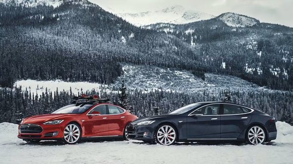 Tesla може и да има много конкуренция в наши дни, но през 2012 г. нещата бяха много различни. С изключение на Nissan Leaf, повечето производители само на думи рекламираха електромобили. Роудстърът от 2008 г. вече беше доказал, че Tesla е сериозна по отношение на електромобилите, а когато се появи Model S, пейзажът се промени завинаги.
