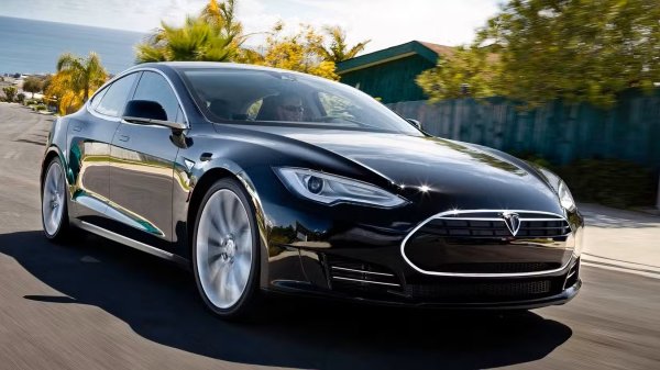Днес може да изглеждат като обикновен седан, но историческото им значение е ненадминато. Дори най-ранният спортен модел P85 вече беше много бърза кола и нещата само се развиваха. По отношение на чистата производителност, малко коли могат да се конкурират с най-новия Model S Plaid. Въпреки че революцията в електромобилите винаги е била предопределена, именно Tesla проправи пътя. Хората ще бъдат готови да платят много пари, за да карат оригиналния Model S след 20 години.
