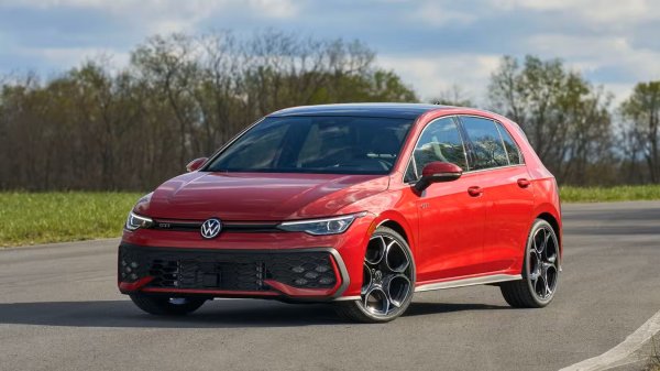 Освен няколко грешни крачки, VW Golf GTI задава стандарта в сегмента на хот-хечовете от появата си през 1976 г. Моделът от осмо поколение продължава тази тенденция и освен разочароващата информационно-развлекателна система, той се представя солидно и спортно. Така че, макар и да не е съвсем скучен, GTI е по-безопасен и практичен вариант в сравнение със специализираните спортни коли.
