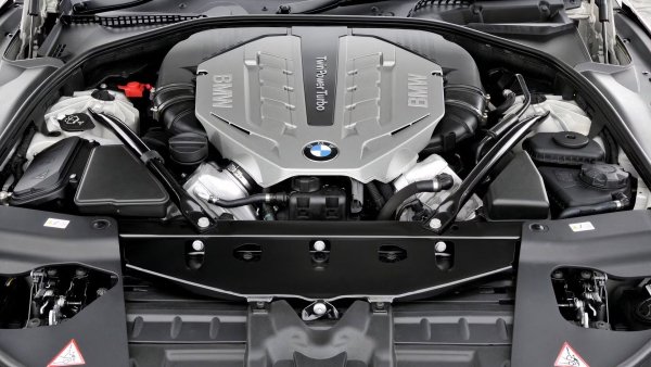 До моделната 2011 г. BMW X5 се предлагаше с предишните 6- и 8-цилиндрови мотори, но те бяха заменени от ново поколение двигатели с двойно турбо. Версията с V8 двигател определено е много изкушаваща, но трябва да сте готови за високи разходи за бензин, поддръжка и ремонт. За максимум 30 000 долара може да се купи екземпляр с пробег от 100 000 км.