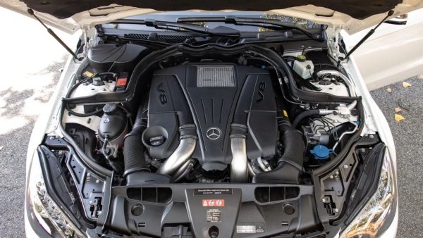 Mercedes E 550 получи нов V8 с двойно турбо, който предлагаше фантастичен звук. Моделът се предлагаше като купе, седан и кабриолет, за да отговаря на различните вкусове. В наши дни за около 25 000 долара могат да се намерят екземпляри с пробег под 80 000 км. Цената обаче зависи не само от пробега и оборудването, но от опциите и допълнителните пакети.