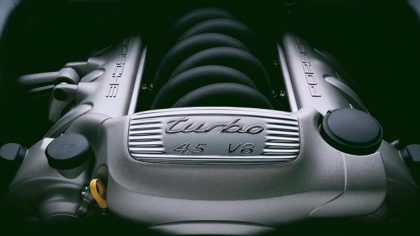 Porsche Cayenne предлага двигатели с двойно турбо от поколения. Първоначално запазен за най-високопроизводителните модели в гамата като Turbo и Turbo S, Cayenne в крайна сметка еволюира, за да предложи гама от двигатели с двойно турбо, включително 2,9-литров V6, който ще намерите в  Cayenne S втора ръка. За 30 000 долара се намират екземпляри с пробег под 100 000 км.