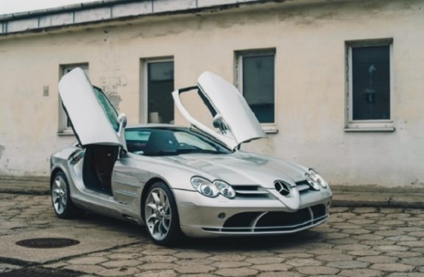 Шаби Алонсо все пак има и по-модерни коли - като този германски звяр. Но явно го е продал. Тази година въпросният Mercedes-Benz SLR McLaren излиза на търг в..Полша. Защо и как - не е ясно.
 
Уникални седалки от червена алкантара имат метални топки във формата на футболна топка с номер 14. Това е номерът, с който  Шаби Алонсо не се разделяше в кариерата си в "Реал" (Сосиедад), "Ливърпул", "Реал" и "Байерн".