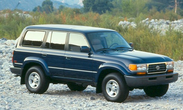 Култовата "осемдесетка" определено е сред най-атрактивните модификации на легендарния Land Cruiser. Голяма, комфортна на пътя, но и "зверски" проходима с постоянното си 4х4 задвижване и три блокируеми диференциала, FZJ80 си намери заклети фенове, които за нищо на света не биха продали своя всъдеход. Или ще го сторят а неприлично голяма сума.