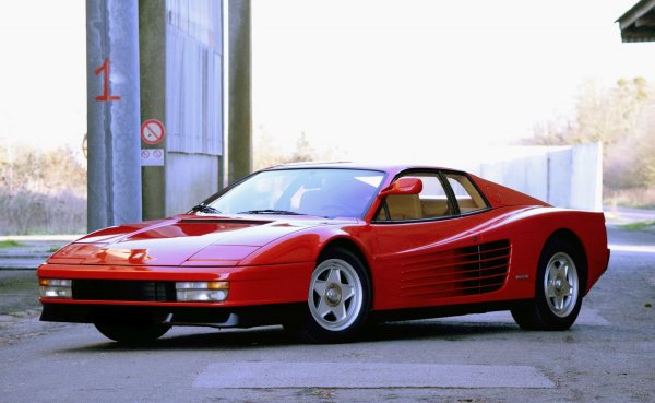 Нисък, широк и изглеждащ заплашително с двата комплекта "хриле" в задната част, дългоочакваният наследник на 512 Berlinetta Boxer отбелязва нова епоха за компанията от Маранело. Дизайн от Пининфарина, коефициент на съпротивление от 0,36 и 4,9-литров атмосферен 12-цилиндров двигател с 48 клапана са сред козовете на супермодела. Да си признаем, мнозина имахме плакати на точно тази кола по стаите си...