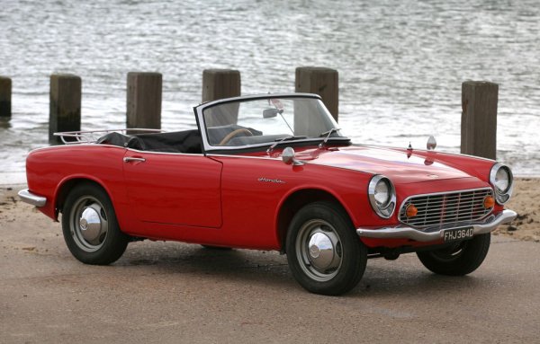 През 20 век, Honda е много повече мотоциклетен, отколкото автомобилен производител. Първите четириколесни машини са от серията S, като особено популярен става моделът S600. Предлагал се като купе и роудстър като бил първият масов автомобил на японската марка.

Задвижването било поверено на 4-цилиндров двигател с обем 606 куб. см, който постигал мощност от 57 конски сили и максимална скорост от 140 км/ч. Теглото на кабриолета е 715 кг, а купето тежало с 15 повече заради покрива.