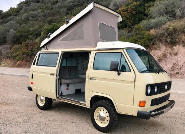 Volkswagen T3 се появява през 1980 година като наследник на иконичния T2 Bus. Висок и квадратит, новият модел идва в голямо разнообразие от конфигурации - от пътнически и товарен ван до кемпер с подвижен покрив. Туристическата версия бързо става хит, заради компактните си за подобни возила размери и умно направеното пространство. Както и надеждният двигател, монтиран над задната ос.