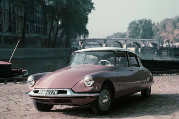 Величественият DS на Citroën предизвикса истински хаос след представянето си. Той изглеждаше футуристично, но беше съпътстван от огромен брой проблеми, които марката трябваше да отстрани. Едва през 60-те години качеството се подобрява, но въпреки това много колекционери се страхуват да се сдобият с автомобила.

Факт е, че неговото хидропневматично окачване го прави малко по-сложен от другите автомобили, произведени през онази епоха, когато човек е наясно какво прави, нещата си идват на мястото. Сменята на сферите е бърза и лесна, като не изисква специално оборудане.