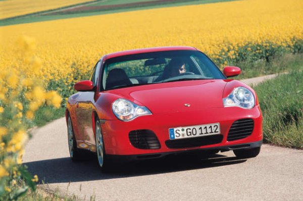 Porsche нарани много от феновете си, когато през 1997 г. представи поколението 996 на 911. Стилът на модела беше запазен, но загуби кръглите фарове на своя предшественик и се отказа от 6-цилиндровия двигател с въздушно охлаждане в полза на нов мотор с водно охлаждане. Така 996 се превърна в &bdquo;черната овца&ldquo; в семейството &ndash; нещо, от което продължава да страда и в момента.

Скептиците снобски пренебрегват, че това е чистокръвно 911, което се кара и усеща като такова. Да, тази кола не е безпроблемна &ndash; дефектът на лагера на разпределителния вал (IMS) е добре известен. Като цяло обаче моделът все още е подценяван и това позволява покупката му на сравнително ниска цена.