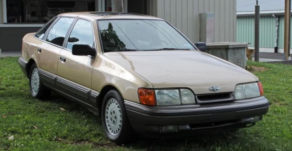 Merkur предлага интересна история за това как европейците могат да създадат страхотен продукт, който само да бъде съсипан от американците. През 80-те години на миналия век американските производители не спират да се тревожат, че европейските конкуренти идват на техния пазар и им отнемат клиенти. Много модели са извадени за борба с това и някои от тях не са никак лоши. Въпреки че не всичките им усилия дават положителен резултат.

Ford е глобален производител в началото на своята история и е европейска производствена сила, предлагайки на пазара едни от най-продаваните автомобили на континента. Американското ръководство на концерна решава да въведе Ford Sierra и Scorpio, за да продава луксозни автомобили в европейски стил и в САЩ.

Merkur се появява, за да се конкурира с модели като Saab 900 и BMW 3 Series. Проблемът с този модел е, че дели пространство в шоурумите с модели като Lincoln Town Car и Continental. Купувачите, които търсят Saab, всъщност така и не се появяват при дилърите, предлагащи Lincoln.

Причините, поради които Merkur никога не постига успех, са много, но не е задължително колата да е лоша. Тя е добра кола, която при различни обстоятелства би имала различна съдба.