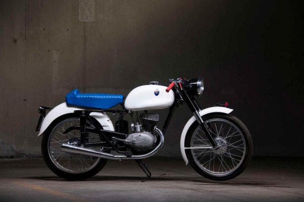 Той нямал опит в проектирането и производството на байкове, но имал финансова основа и рационално мислене. "Защо сами да разработваме продукти от нулата, когато марката Italmoto е създадена наблизо в Болоня?" През 1953 г. производителят преминава в собственост на "фабриката за свещи" на Maserati.

Първородният от новата палитра се появил в най-добрите традиции на бадж инженеринга - Italmoto със 160-кубиков четиритактов двигател приел новата емблема и бил преименуван на Tipo 160/T4. По-младият Tipo 125/T2 е базиран на германския DKW със 125-кубиков двутактов двигател. По-късно се появили машини с двигател с обем от 50 до 250 кубика. Двуколесните Maserati били търсени не само в Европа, но и в Северна Африка и Южна Америка. Жалко, че успехът не продължил дълго - подразделението се сблъскало с финансови проблеми и през 1960 отишло в историята.