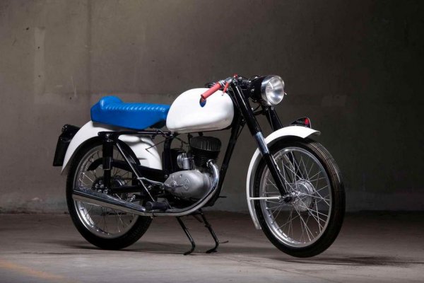 Не само Lamborghini и Ferrari се свързват с двуколесния свят, но и "тризъбецът от Модена". Някои от вас може и да си спомнят за екстравагантния четириколесен Lazareth LM847 от френския гуру за персонализация Ludovic Lazaret с 4,7-литров двигател Maserati с 470 к.с. Но има нещо друго зад булото на историята:  Карло, един от братята Maserati, конструира едноцилиндрови двигатели за използване на велосипеди още в ранните дни на компанията. И тук е вторият интересен факт - през петдесетте години семейство Орси, притежаващо Maserati, решило да опита късмета си в мотоциклетния сегмент, тъй като следвоенна Италия се нуждаела от евтин транспорт. 

Мотоциклетите със световноизвестната емблема нямали нищо общо с автомобилния бизнес. Те произхождат от Fabbrica Candele Accumulatori Maserati S.p.A., подразделение за свещи и акумулатори, което също е част от империята Орси.