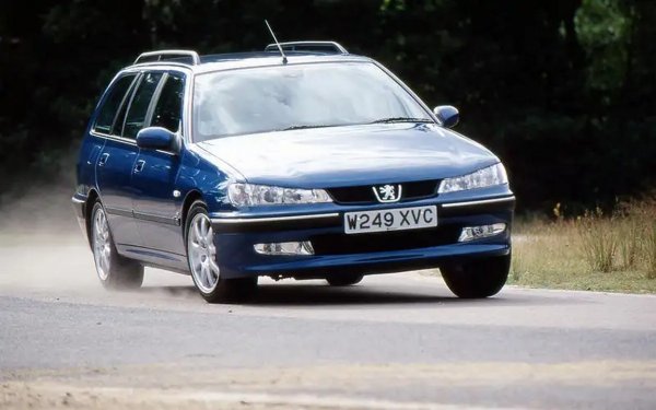 La 406 était également idéale comme berline, mais encore meilleure comme break.  Une voiture très confortable qui roule avec un confort remarquable.  Il y a également beaucoup d'espace pour les bagages lorsque les sièges arrière sont rabattus.  Le turbodiesel de 1,9 litre est très basique mais fiable.