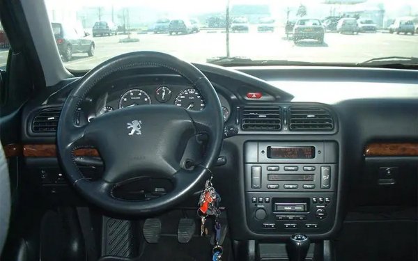 Иначе по-модерният 2.0 HDi дизел е отличен. Внимавайте за корозирали радиатори, ръждясали спирачни дискове и износени втулки на окачването.

Ориентировъчна цена: 3300 евро за 2.2 бензин, 2002, 125,000 км
