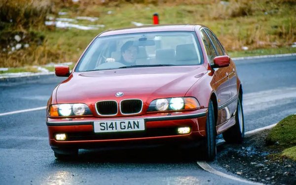 Неоспорим факт: 1996 година бе точката, когато баварците построиха идеалния бизнес експрес. Поколението Е39 бе най-добрата Серия 5, настояват от Autocar, и дойде на пазара с голям избор от отлични двигатели. Това бе и последното BMW без прекомерно много електроника. 
