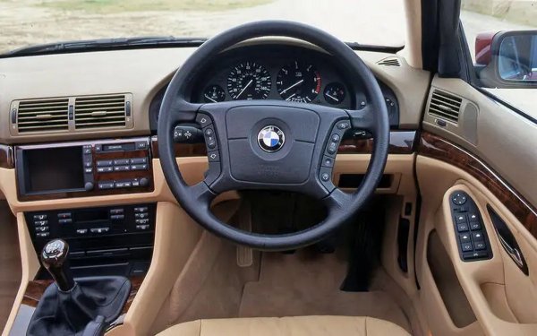 Сред 6-цилиндровите агрегати имаше икономични дизели и гладко работещи, мощни бензинови двигатели. А на върха в гамата бяха още по-мускулестите V8. Това са и последните машини от този тип, които човек с познания може да си поправи и сам. 

Ориентировъчна цена: 2000 евро за 528i от 1996, с почти 200,000 км пробег
