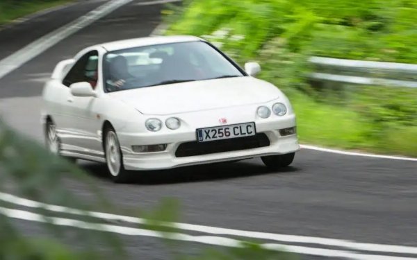 Производителите на автомобили някога знаеха, че по-малко означава всъщност повече (Integra тежи едва 1140 кг). Предлага се в черно, червено или бяло, никакви други глезотии. Във Великобритания бяха внесени само 500 бройки официално. Като цяло рядък модел за Европа. 
