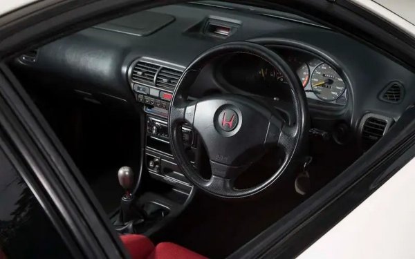 Този Type R се правеше на практика на ръка, получи специално доработен и подобрен VTEC двигател, по-тънко предно стъкло (за да се спестят някакви си грамове) и никакви удобства. Всичко беше посветено на динамиката. 

Ориентировъчна цена: 19 000 евро за DC2 Type R от 1998, с около 150,000 км пробег