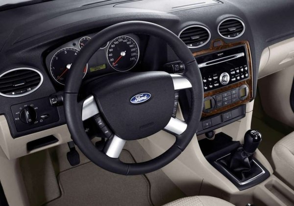 Оптималният баланс между надеждност и експлоатационен живот е 1,6-литровият мотор в комбинация с механична скоростна кутия IB5, въпреки че тя има някои слабости. Това са слаби синхронизатори на втора предавка. Механиката с индекс MTX75 (с 2.0 бензин и дизел) е известна с течащите маслени уплътнения. Като цяло, ресурсът на всички скоростни кутии е 250 000-300 000 км.