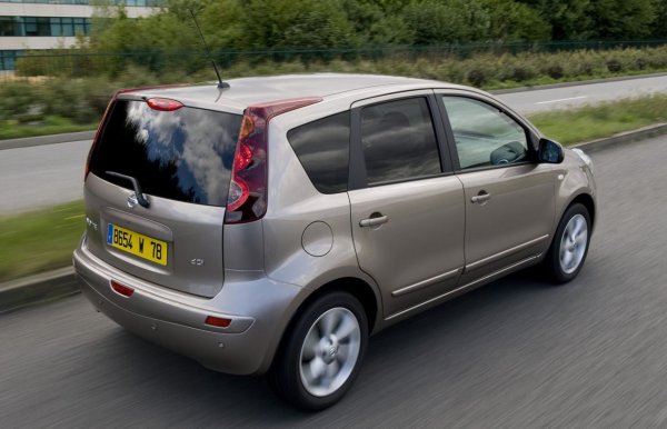 Бензиновият Note е подходящ във всяка модификация - 1,4 (88 к.с.) с ръчна, 1,6 (110 к.с.) с автоматична или ръчна. Двигателите обичат вътрешната чистота, в противен случай започват да „ядат“ масло. Ангренажните вериги изкарват 150 000-200 000 км.

Четиристепенна автоматична скоростна кутия издържа 200 000 км, след което трябва да се почисти корпуса на клапана. Механичната трансмисия с 5 предавки изкарва повече.
