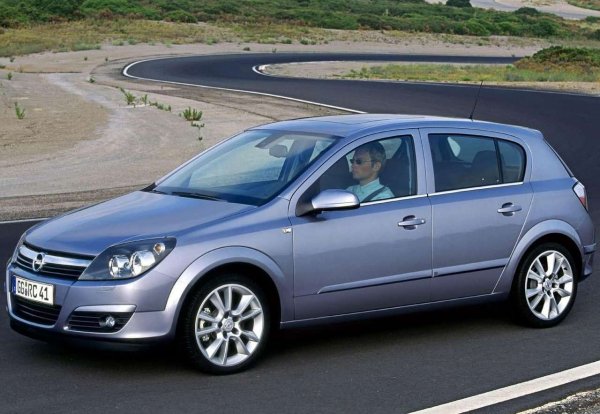 Дължина - 4249 мм, пътен просвет - 160 мм, обем на багажник - 380 литра.

В допълнение към хечбека се произвеждат седан и комби. Този модел има много устойчива каросерия и здраво окачване. Общата надеждност също е на добро ниво. Има много опции за двигатели и скоростни кутии, което го прави още по-интересен. 
