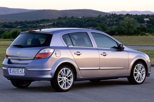 Масовите двигатели 1,6 (115 к.с.) и 1,8 (140 к.с.) изкарват 300 000 км. По-малкият мотор 1.4 (90 к.с.) също не е лош, но ресурсът му е по-нисък. Дизеловият 1.3 и бензинов 2.0 с турбо са по-лоши опции, тъй като след 150 000 км започват проблемите. Същото се отнася и за роботизираната скоростта кутия EasyTronic. По принцип тя трябва да изкара 300 000 км, но ремонтът най-вероятно ще я съсипе.