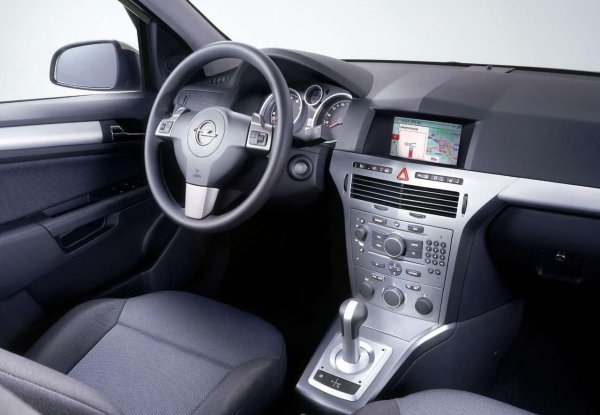 Механичните скоростни кутии F13/F17 се оказаха разочарование, като големият проблем е с лагерите на вторичния вал. Въртящият момент на двигателя 1.8 ги убива твърде бързо. Успокояващо е, че ремонтите са прости и евтини.

Обективно най-добрите комбинации са 1,6 с ръчна скоростна кутия и 1,8 с четиристепенна автоматична Aisin AW60-41SN.
