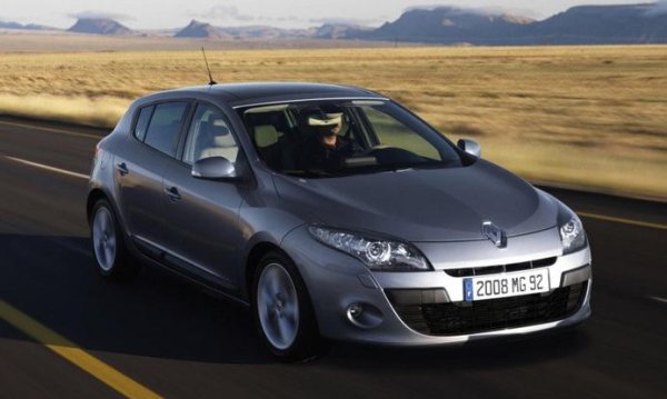 Дължина - 4295 мм, пътен просвет 160 мм, обема на багажника - 368 литра.

Добре оборудван и много здрав – третото поколение на Megan е един от автомобилите, които определено заслужават внимание. Двигателят Nissan 2.0 се комбинира само с вариатора Jatco JF011, който обаче има ресурс от около 200 000 км. Оптимален е двигателят K4M 1.6 (106 к.с.), който има чугунен блок и ресурс от около 500 000 км.
