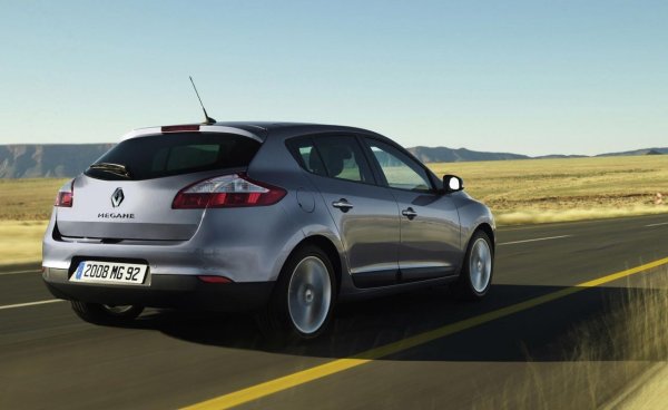 Този мотор е приятелски настроен към ръчната скоростна кутия JH3 ръчната, както и към четиристепенната автоматична DP2. Механиката обаче е за предпочитане - понякога минава под 300 хиляди км без ремонт, докато автоматичната в интервала от 150 000-200 000 км изисква почистване на корпуса на клапана с подмяна на износени уплътнения.

Има и дизел K9K 1.5 (няколко версии, от 85 до 110 к.с.). Ресурсът е огромен, но винаги трябва да почистите нещо - EGR клапана, филтъра за твърди частици, инжекторите. Той няма право на автоматик - механика или роботизирана. 
