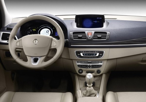 Megane има някои странности - смяната на крушки или чистачки е трудна задача. Известен е с капризната си медийна система. По-важното е, че антикорозионната защита е много добра Окачването е почти толкова търпеливо, а управлението може да бъде приятна изненада. По отношение на надеждността това е един от най-добрите варианти.