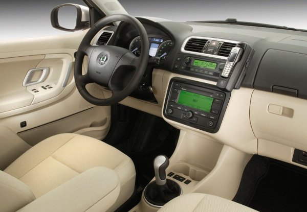 Основният въпрос на 1.6 е дали задвижващата верига ще издържи 200 000 км. Разходът на масло е сериозен проблем, като понякога това се дължи на лошо гориво. Ръчна скоростна кутия изминава 300 000 км. Автоматична скоростна кутия с внимателно управление - над 250 000 км.

Има малко оплаквания относно шасито и кормилната система. Устойчивостта на корозия за бюджетен автомобил е много прилична. Климатикът обаче може да се окаже проблем, същото важи и за електромотора на чистачките.
