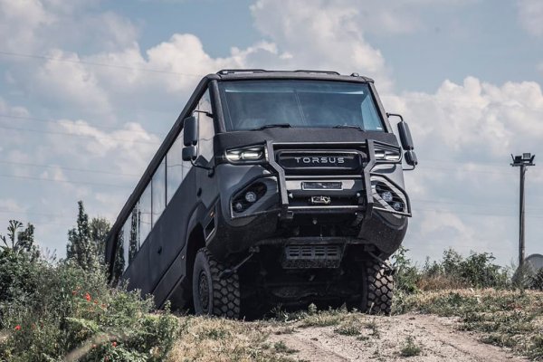 Първият високопроходим автобус в света не е дело на руснаци, както веднага сте си помислили. Всъщност е направен от украинци, базирани в Прага. "Преторианецът" побира до 35 души на борда си, има просвет от 40 сантиметра и дълбочина на газене 70 см. 
