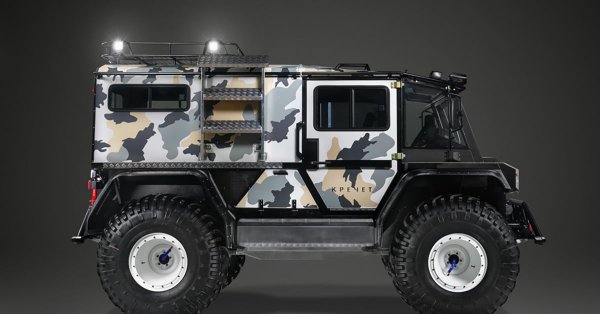 Но напълно компенсира това с проходимост. Предният и задният ъгли на атака са по 52 градуса, пътният просвет е цели 60 см, а най-ценната екстра е възможността за автоматично напомпване и спадане на гумите според изискванията на терена. 
