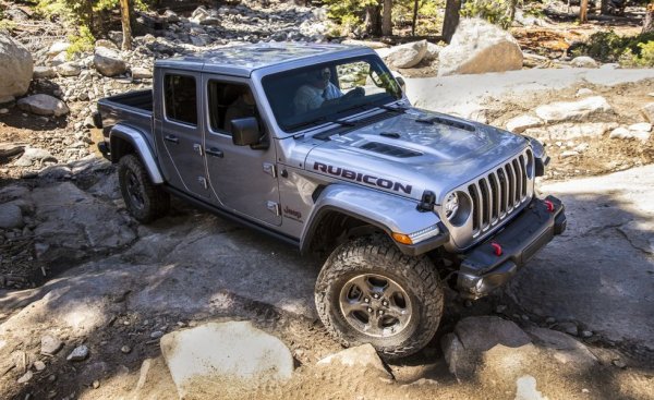 Компанията, която създаде концепцията за масовия офроуд автомобил с армейския WIllys, сега може да предложи нещо още по-солидно. Rubicon е най-коравата версия на пикапа Gladiator, който пък е базиран върху легендарния Wrangler. Има си всичко: стоманени предпазни кори, заключване на предния и задния диференциал, специални амортисьори и подсилени оси. В същото време не е твърде тромав по нормални пътища. 
