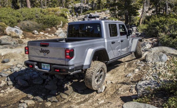 И със сигурност ще се окаже доста по-практичен от Wrangler в една нова среда, в която всеки трябва сам да се грижи за прехраната си. Товарното отделение може да носи до 540 килограма - не ни се мисли колко ролки тоалетна хартия са това.
