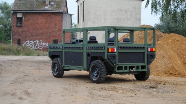 Външният вид е като на нещо, сглобено от детето ви на десетия ден от карантината. Но всъщност опростените линии позволяват много лесно да се добавят допълнителни брони. Задвижва се от 2.8-литров турбодизел от Fiat със 150 коня, но в бъдеще се предвижда и електрическа версия. 
