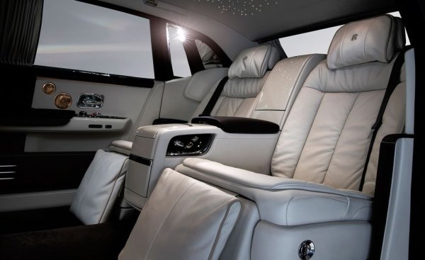 Но най-хубавото е, че в хладилника се изстудява бутилка шампанско, а чашите от елегантен кристал само чакат да ги напълните. Само защото е настъпил краят на света, не означава да се откажем от всичко хубаво в този живот. 
