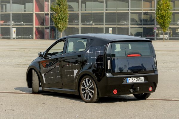 Всички машини дотук имат един много сериозен недостатък: те разчитат, че след Апокалипсиса в близост до вас удобно ще оцелеят рафинерия и бензиностанция. 
Електрическият Sion, дело на германския стартъп Sono Motors, няма нужда от бензин. Той се задвижва с електричество, което благодарение на фотоволтаичните си панели може да произвежда и сам. 
