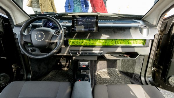 Automedia.bg имаше възможност да тества прототипа миналото лято в Хановер и хареса повратливостта и ускорението на тази количка със 160 коня максимална мощност и 250 км пробег с едно зареждане на литиево-йонната батерия. 
