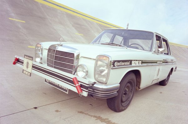 Днес постоянно говорим за самоуправляващи се коли. Но всъщност първата такава е създадена от Continental... преди повече от половин век. През 1968 компанията демонстрира модифициран Mercedes, който е в състояние абсолютно сам да се движи по тестовата писта Contidrom. Разбира се, технологията е относително примитивна от днешна гледна точка. Но от нея тръгват всички изследвания в тази област. 
