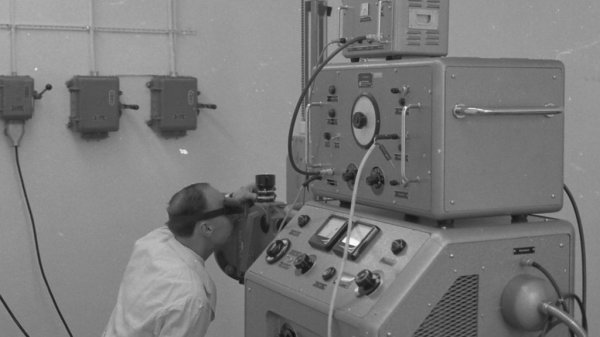 През 60-те Continental процъфтява. Но в края на десетилетието се случва революция: Michelin въвежда гумите със стоманена плетка, които имат двойно по-дълъг живот от традиционните с текстилна. Пазарният дял на французите в Германия скача от 1 процент до над 30 процента. Делът на Continental се срива. На германците ще им трябват повече от 10 години, за да преустроят изцяло бизнеса си и да започнат да си връщат изгубените позиции.  Компанията използва момента, за да се развие в нови области, извън гумите.
