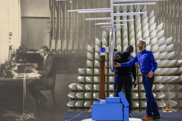 През 20-те години комуникацията между отделните сгради на Conti се е осъществявала чрез телеграф и пневматични тръби за съобщения. Днес компанията е сред пионерите в разработването на технологии за свързване на автомобилите като V2X (vehicle-to-everything). Чрез 4G и 5G връзка колите ще са свързани не само помежду си, но и със светофари, улични лампи, датчици за паркиране. Съвсем скоро уличната лампа ще може да ви съобщава къде има удобно място за паркиране и къде на пътя има неочаквано препятствие. 
