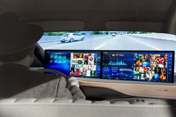 През 60-те години дори луксозните автомобили като Mercedes получаваха доста минималистично оборудване. Малко модели имаха дори климатик, да не говорим за навигация или отопление на седалките. На шофьора му се налагаше да управлява съвсем ограничен набор от функции. 
В наши дни обаче функциите в автомобила са толкова много, че се налага компютрите да ни помагат. Continental неотдавна представи последното решение в тази област - Интегрираната интериорна платформа (Integrated Interior Platform), която може да показва на шофьора информация директно върху предното стъкло  таблото, и може да възпроизвежда музика без система от високоговорители
