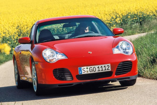 Мнозина отдават предпочитание на версията Turbo, като намирането на автомобил в добро състояние си е сериозно предизвикателство. Атмосферният двигател на 4S обаче звучи по-расово, а представянето на тази кола на пътя също е впечатляващо. Тя е едно отлично и всестранно развито предложение.