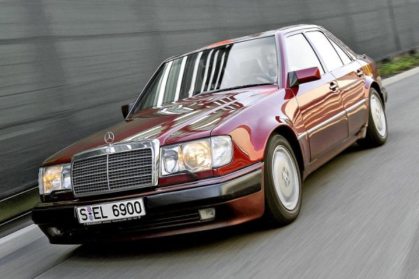 Историята на тази кола е забележителна – Mercedes иска помощ от Porsche за разработката на 5,0-литров V8, като с това сътрудничеството между двете марки не се изчерпва. Части от каросерията се правят в Зинделфинген, където е централата на Mercedes и се изпращат в завода на Porsche в Цуфенхаузен. После сглобената кола се връща обратно за боядисване. Инженерите на Porsche правят и настройките на шасито и според мнозина, това е перфектният суперседан.  