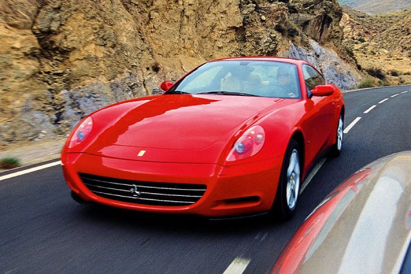 При появята си този автомобил беше определен като „грозното пате“ от Маранело. Под капака му е поставен 5,7-литров V12 двигател, което го прави много приивлекателен. Версиите с три педала се намират много трудно, но и тези с автоматична скоростна кутия позволяват смяна на предавките с „лопатки“ на волана. През 2008 г. колата получи редица подобрения, а най-доброто предложение си остава с пакет HGTS, който включва спортен ауспух, 20-цолови джанти, преработени амортисьори и по-дебели стабилизатори. Тази кола с 4 места е истински скъпоценен камък Ferrari от старата школа.