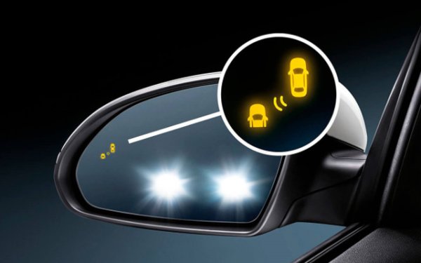 Друга много интересна и много полезна функция. Същността на функцията е също толкова проста. Веднага щом водачът включи мигача и започне да извършва каквато и да е маневра, сензорите на автомобила започват да следят дали няма автомобил в сляпата зона. Веднага щом там се появи друга кола, системата предупреждава водача със звуков сигнал. Освен това на огледалото за обратно виждане светва специална индикация.
